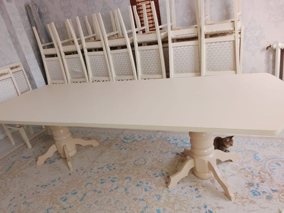 Большой стол.