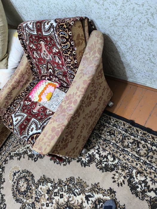 Отдам бесплатно диван и кресло