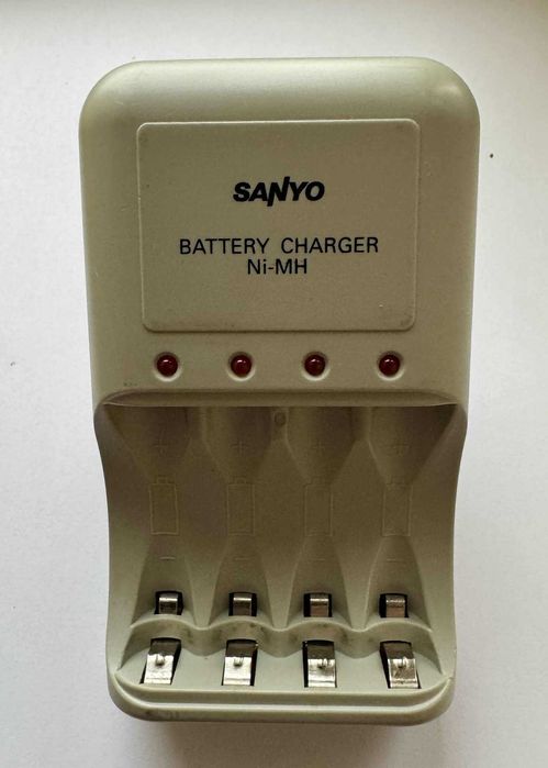 Încărcătoare Sony si Sanyo pentru acumulatori AAA și AA (R3 și R6)