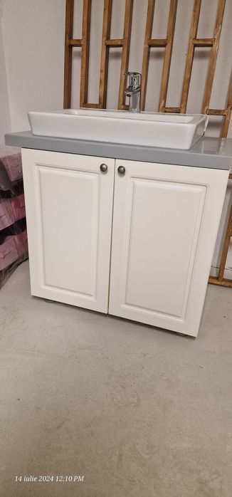 Vând corp mobilier cu lavoar