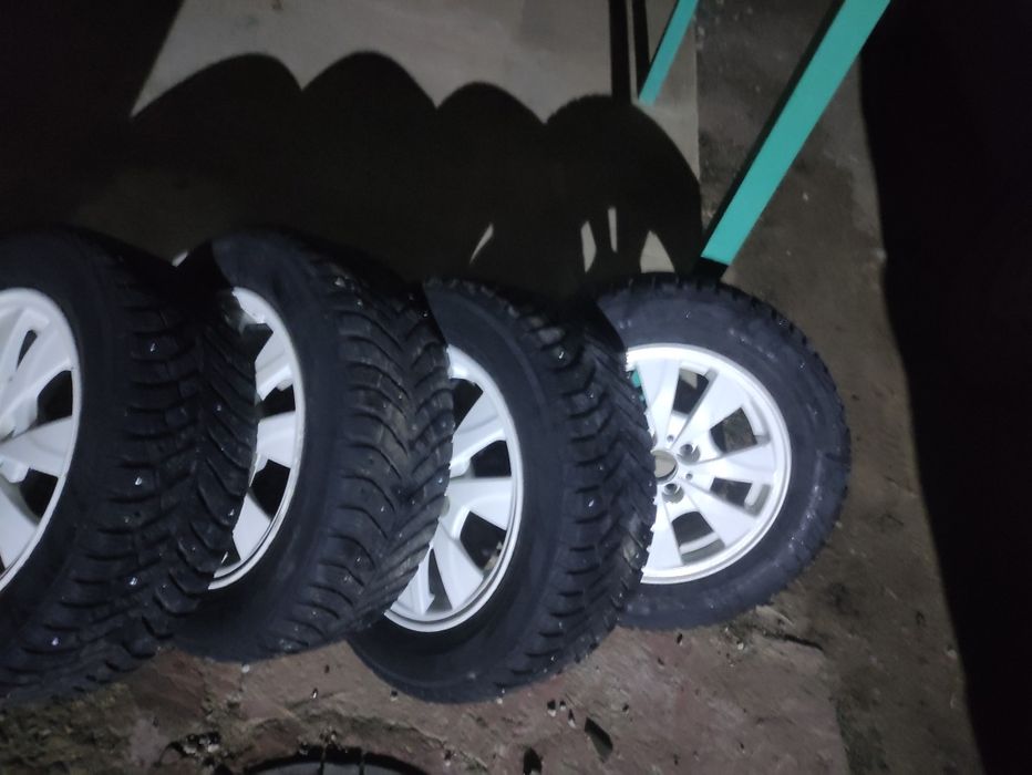 Продам шины зимние с дисками