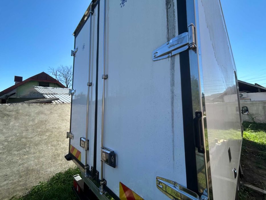 IVECO DAILY 70C16H 7.2T – 3.0 Diesel – BOX IZOTERM 5.2m – DOAR 300 KM