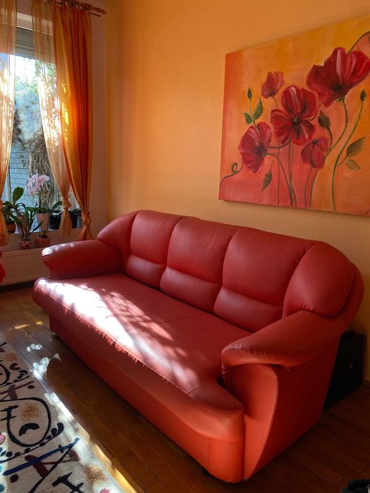 Canapea extensibilă + 2 Fotolii din piele ecologică roșie – Stare foarte bună!
