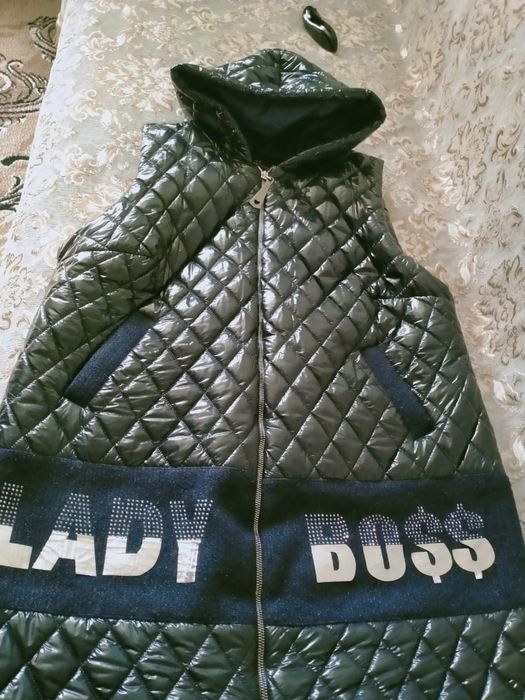 Жилетка не толстая, но тёплая.