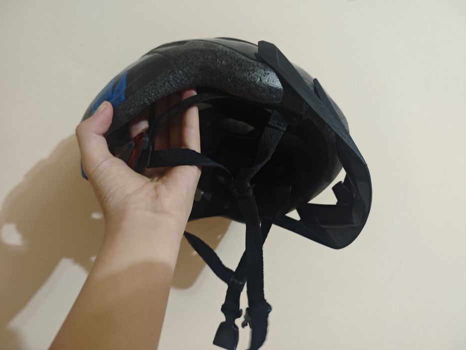 Простой шлем для безопасности во время езды