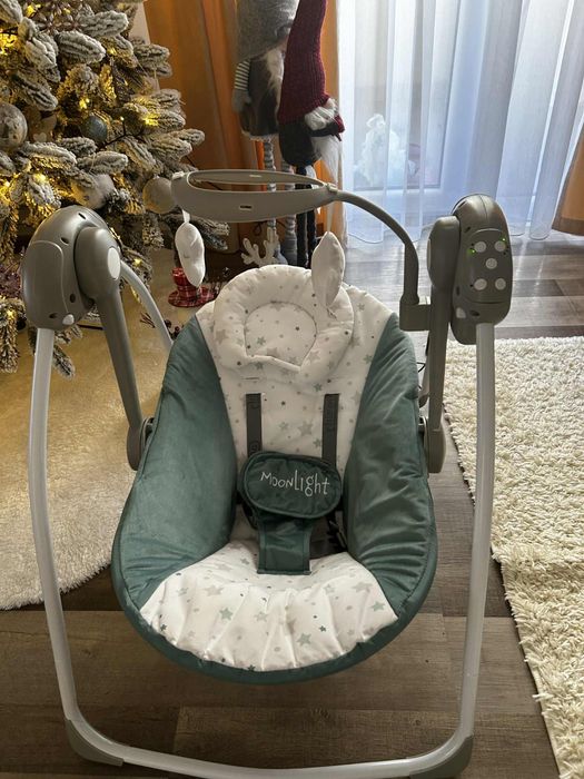 Leagan bebelusi  cu telecomanda pentru comenzi.