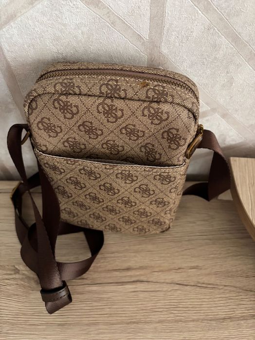 Нова оригинална чанта Guess