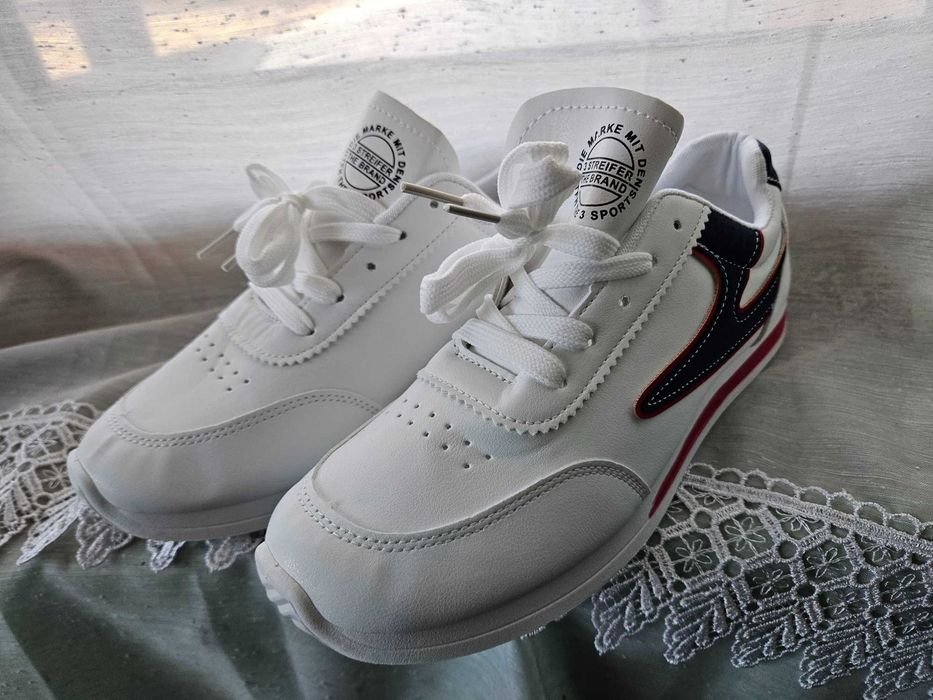 Ботуши и обувки.