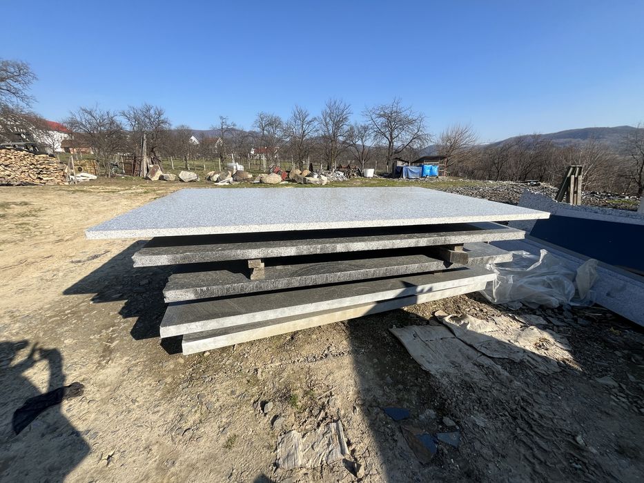 Marmura, monumente funerare, piatra