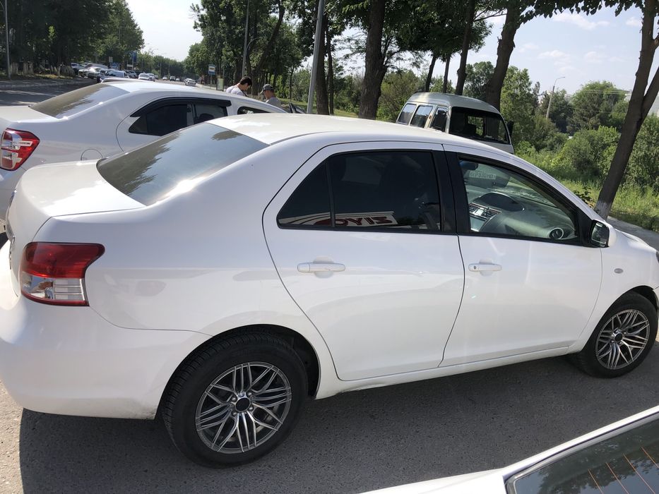 Tayota yaris сотилади
