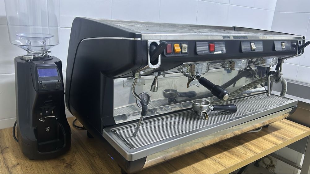 Nuova Simonelli Appia 3gr и кофемолка MDX