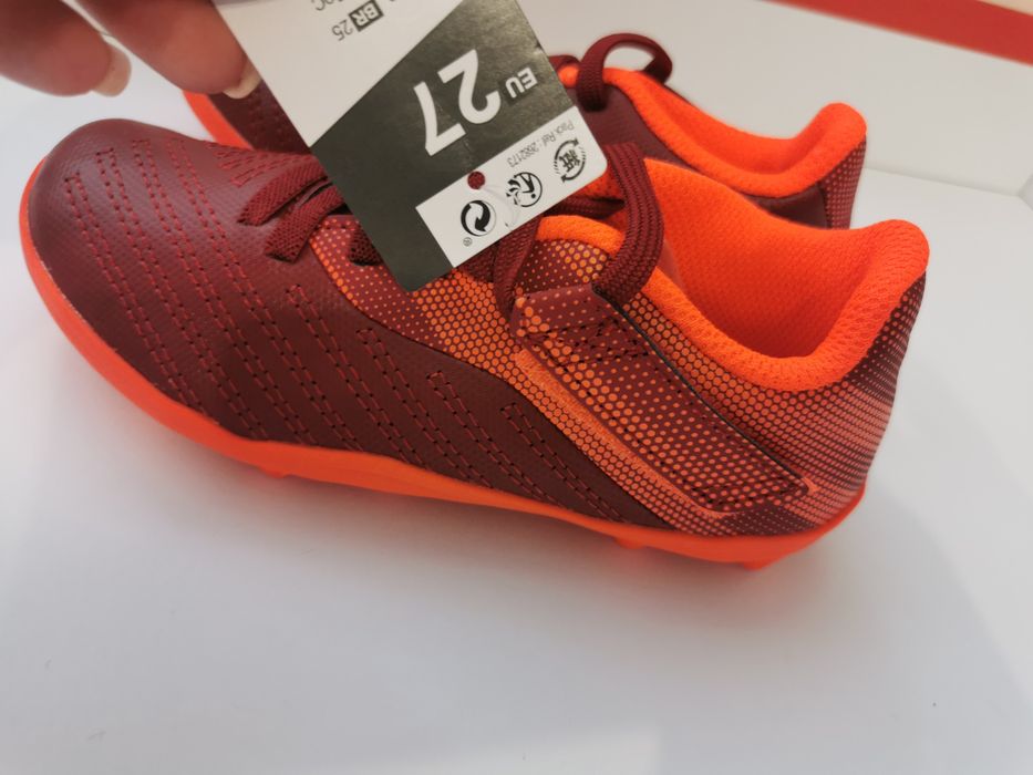 Нови футболни обувки- Бутонки KIPSTA