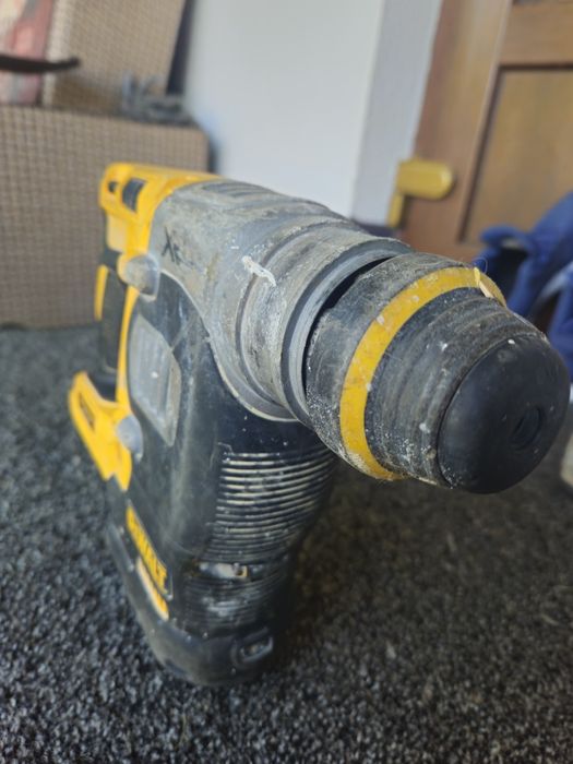 Pachet DeWalt: Rotopercutor Brushless (Defect) + Baterie XR FlexVolt 9Ah (Stată/Pentru piese)
