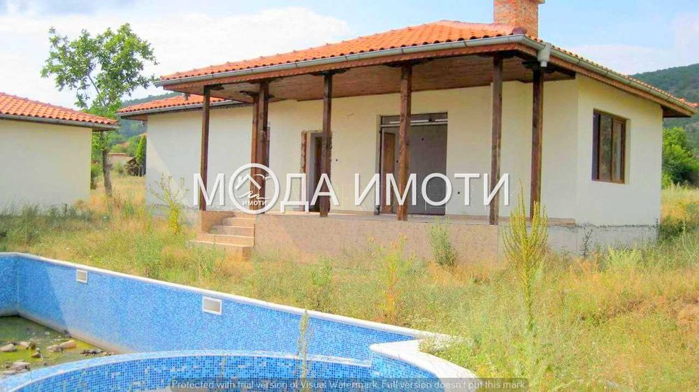 Инвестиционна възможност: Незавършен проект с 3 бунгала и  басейн.