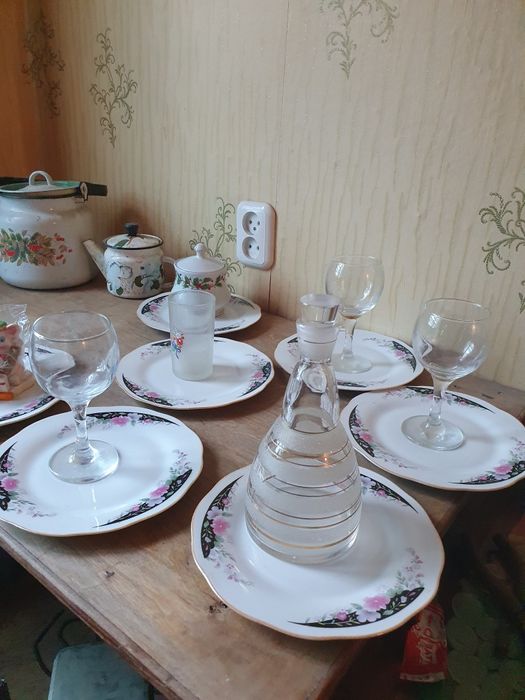 Набор посуды чайники,тарелки
