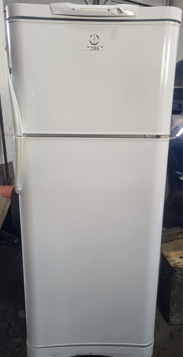 Продам холодильник индезит