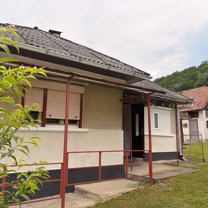 Casa cu anexe, curte, gradina, livada, padure