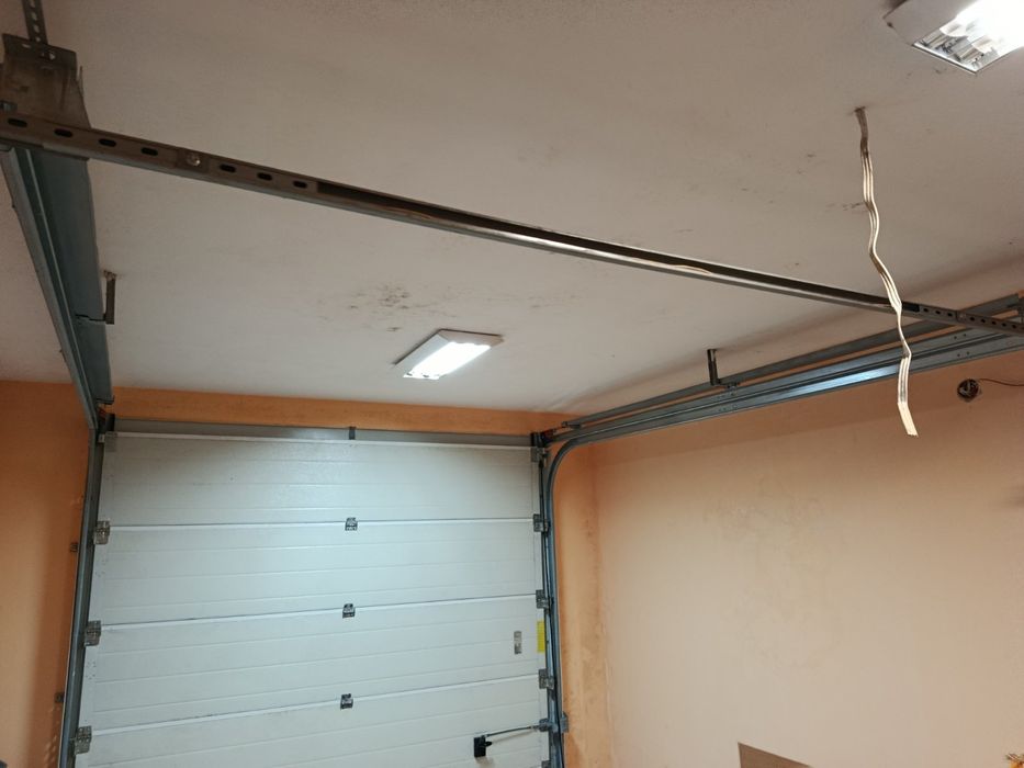 Секционна гаражна врата