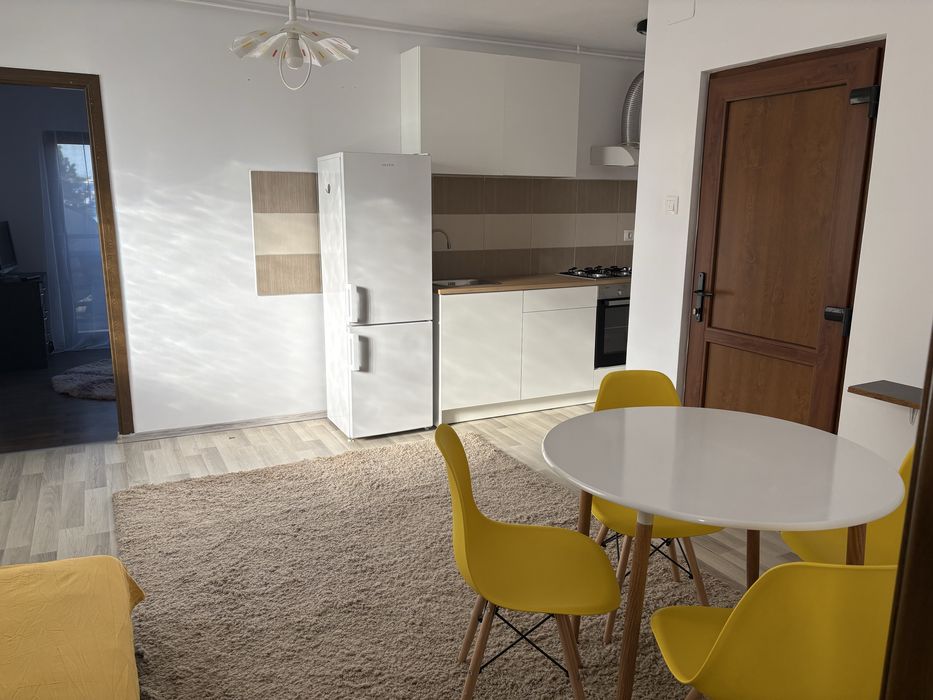 Inchiriez apartament cu o camera la casa