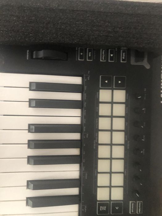 Novation Launchkey 49 MK3 IMPECABIL