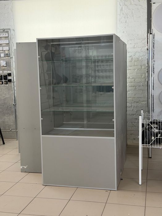 Стелажи стеклянные