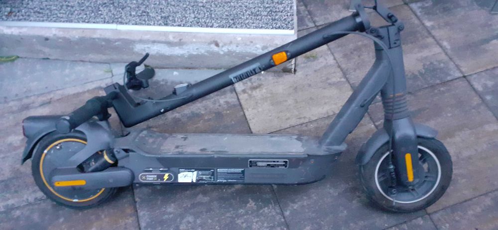 trotineta Ninebot g2max  fabricatie 2023  defecta