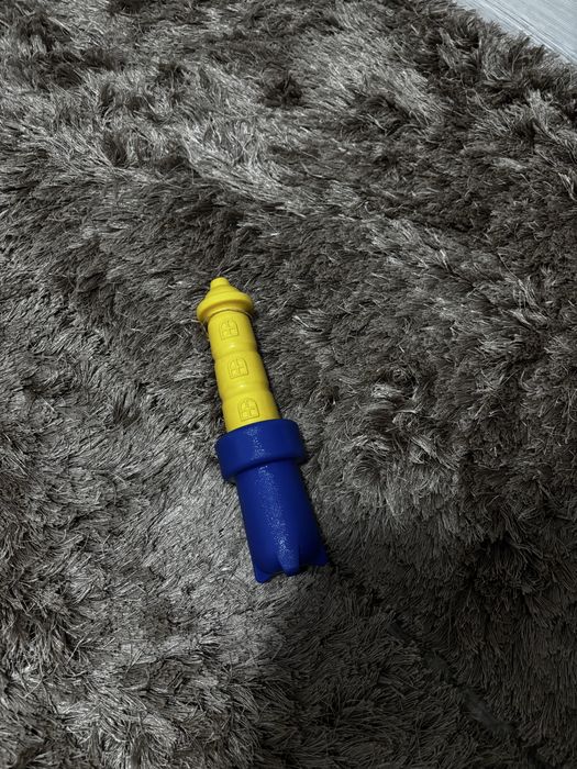 Jucărie din spumă rezistentă pentru câini – turn / far (galben/albastru)