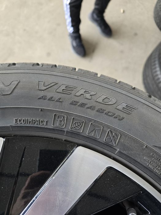 4 Броя 215/65/17 Pirelli 2x8,5mm 2x7,8mm 23dot