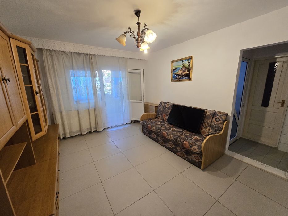 Inchiriez apartament 3 camere semidecomandat