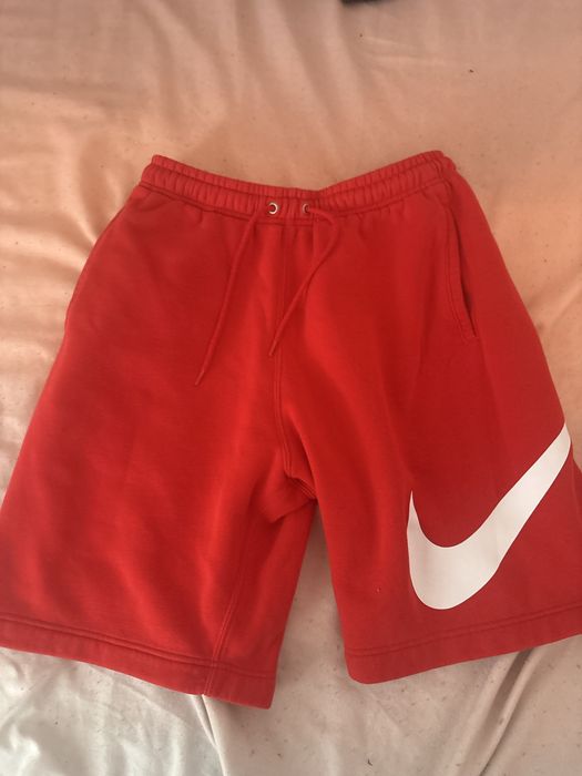 Pantaloni nike scurti culoare rosu.