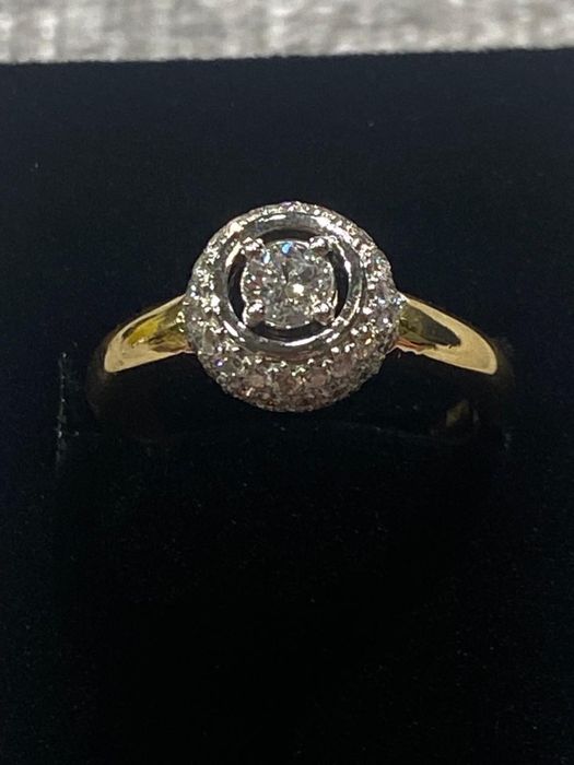 Продам золотое кольцо с бриллиантами.