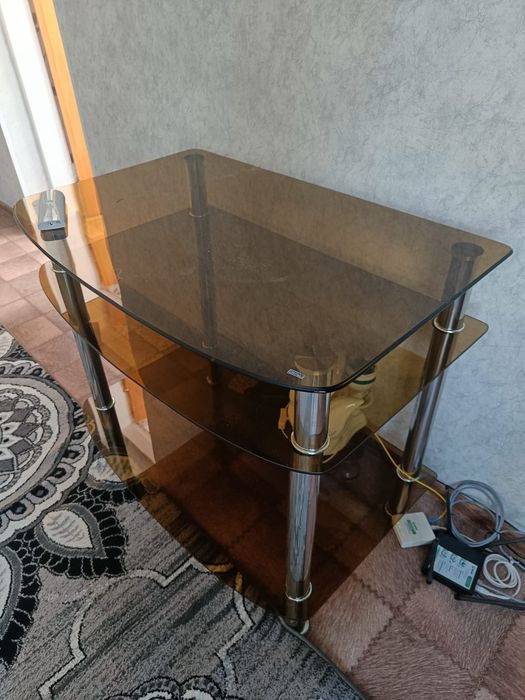 стеклянный столик