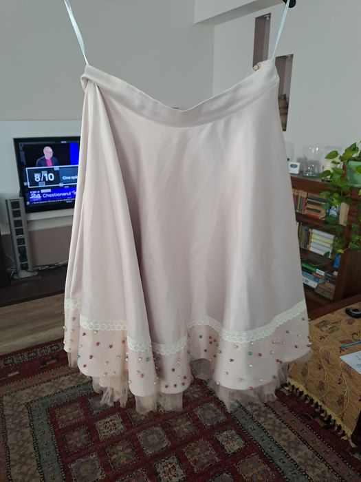 Costum elegant cu broderie,tulle,perlute