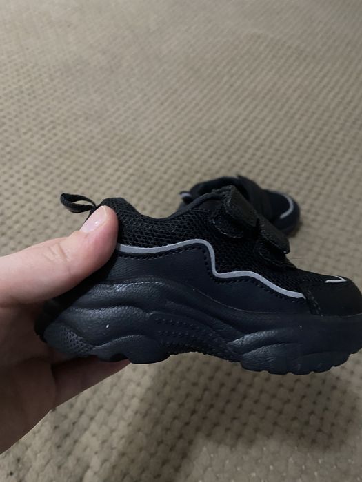 Продам детские кроссовки