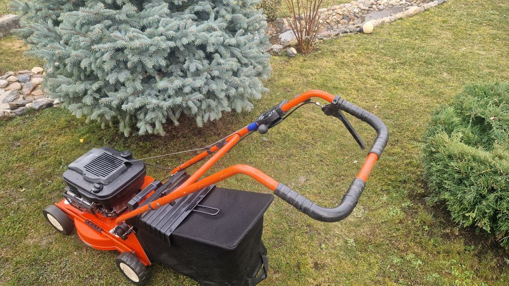 Vand masina de tuns iarba pe benzina