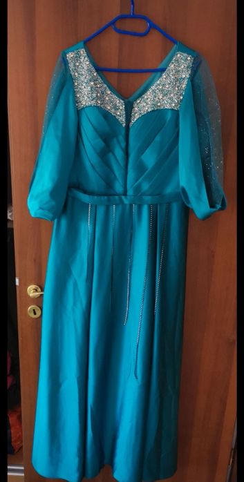 Rochie lunga, cu crăpătura pe picior