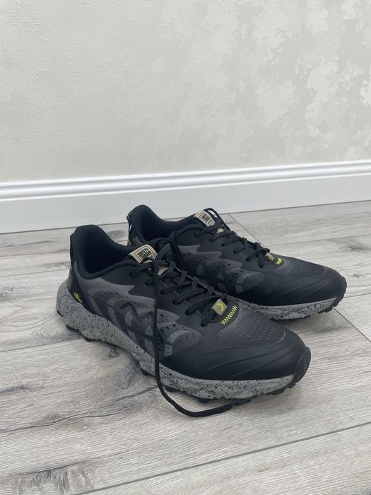 Походные кроссовки