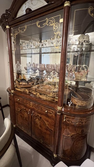Срочно!! Продам сервант-витрину, стол и стулья.