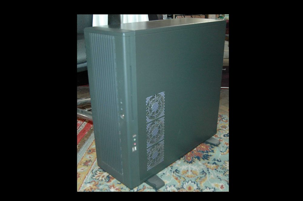 redus: Carcasa tower gigant pt. servere