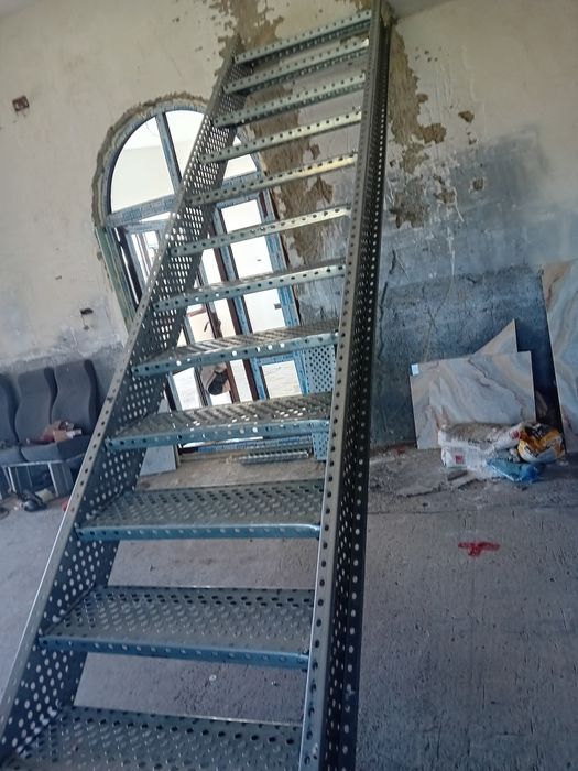 Scara metalica zincata neoxidabila