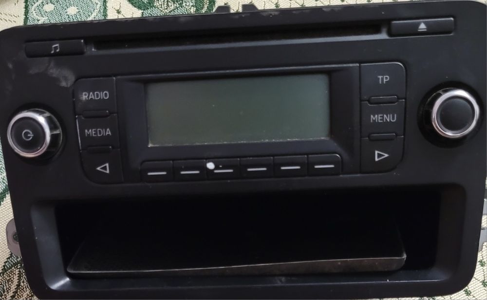 Продам магнитолу оригинал шкода рапид