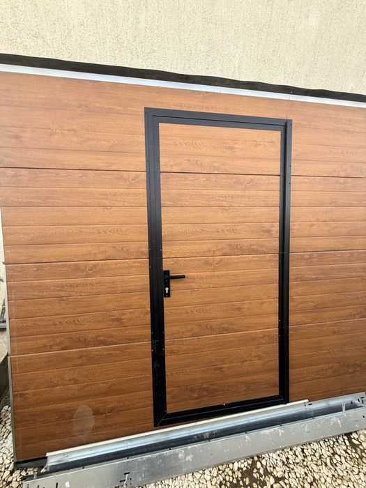 Ușă de garaj secțională izolată + motor + ușă pietonală, aspct lemn