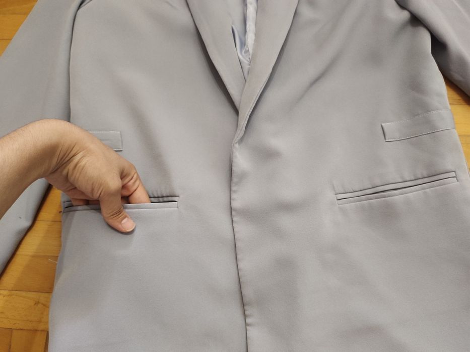 Голубой нежный костюм отлично смотрится с джинсами также с классикой