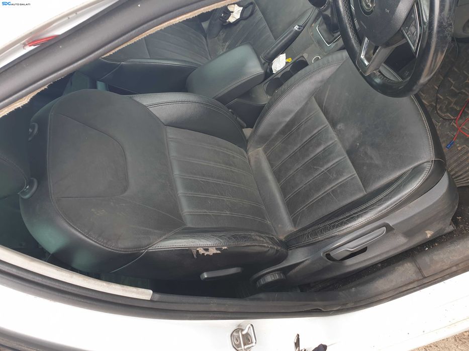 Scaun Piele Dreapta Fata Fara Incalzire cu Imperfectiune Skoda Octavia 3 2013 - 2020 [K4834] [K4835]