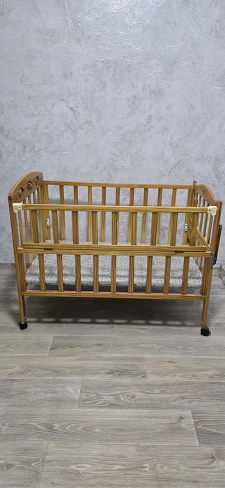 Детская кроватка с матрацем.