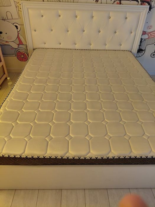 Кровать с матрасом