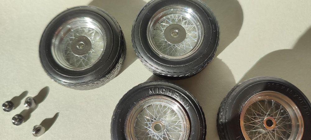 метални джанти с гуми за модел в мащаб 1:18