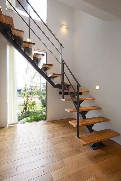 Scari metalice cu trepte din lemn