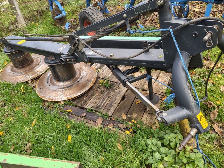 Vând John Deere 332 A
