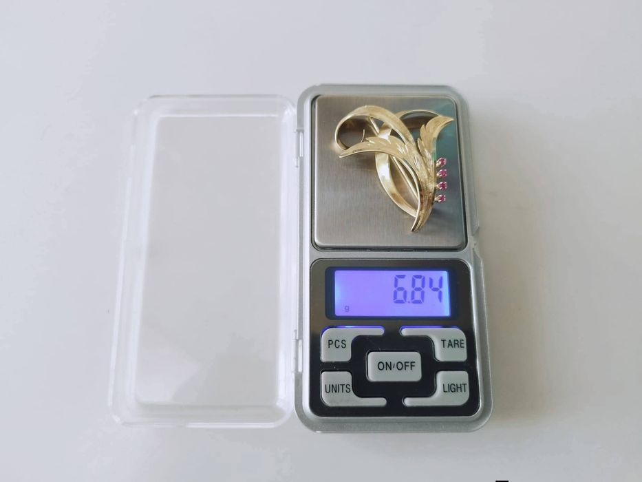 Veche brose din aur de 14K 585, cu pietre rosii rubine
